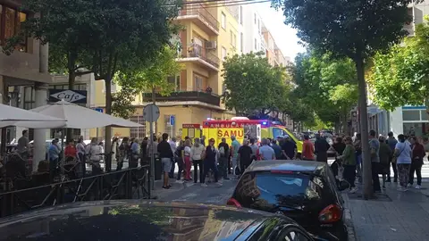 La ambulancia del SAMU en el lugar del atropello en Elche. La ambulancia del SAMU en el lugar del atropello en Elche.