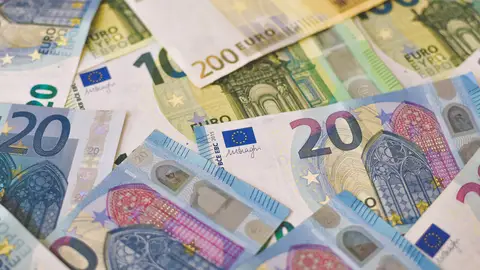Billetes de euro en una fotografía de archivo. A qué jubilados les subirá la pensión más de 100 euros al mes en 2023
