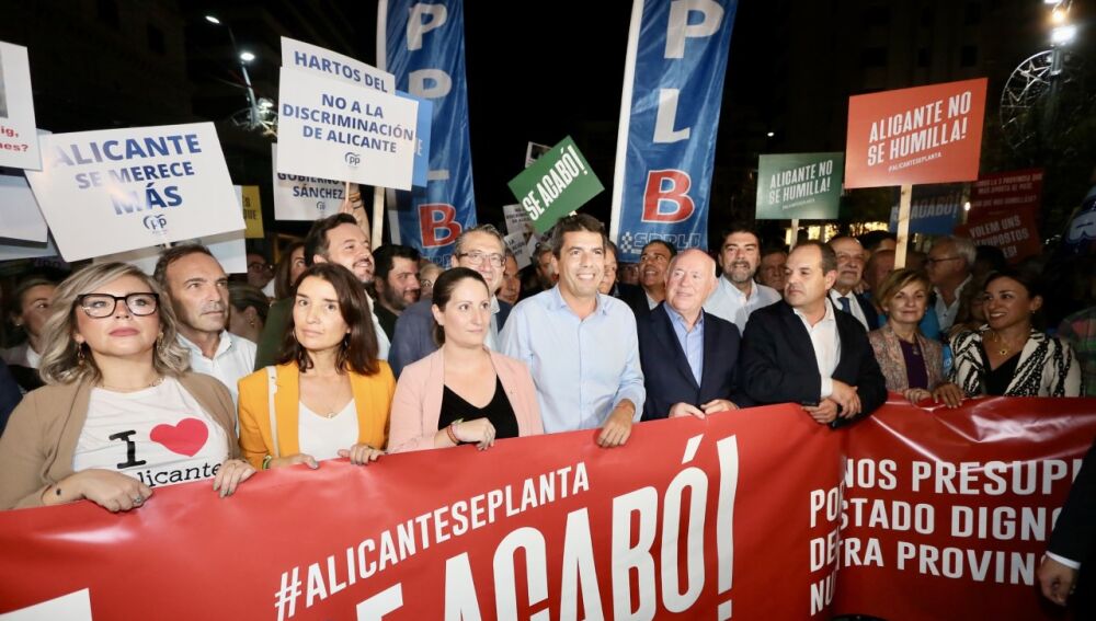 En primer plano los representantes políticos presentes 