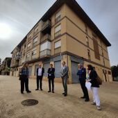 ARCHIVO - Héctor Illueca y el alcalde de Burjassot analizan las mejoras previstas en el Barrio de las 613 Viviendas. Archivo.