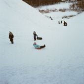 Niños jugando en la nieve en una imagen de archivo