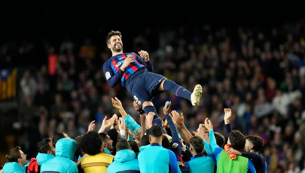 El defensa del Barcelona Gerad Piqué es manteado por sus compañeros