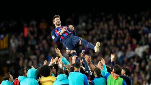 El defensa del Barcelona Gerad Piqu&eacute; es manteado por sus compa&ntilde;eros