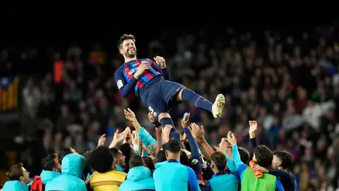 El defensa del Barcelona Gerad Piqué es manteado por sus compañeros El defensa del Barcelona Gerad Piqué es manteado por sus compañeros