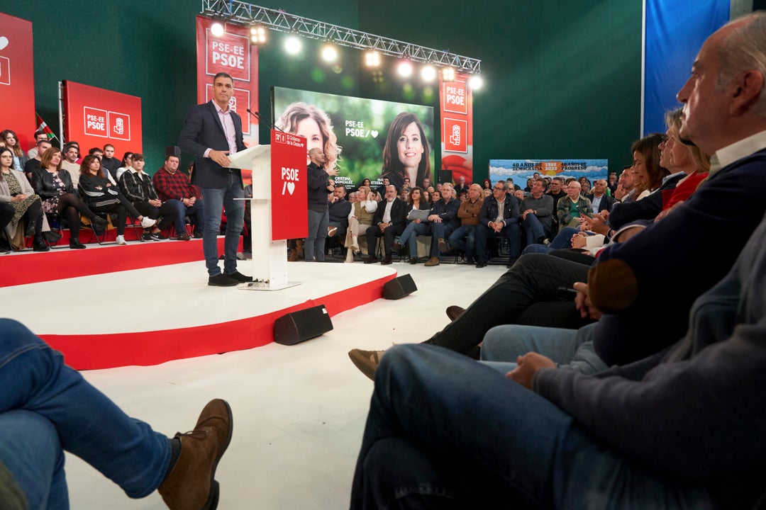 Pedro Sánchez continuará su hoja de ruta de impuestos para "que los de arriba apoyen a los de abajo" Pedro Sánchez continuará su hoja de ruta de impuestos para "que los de arriba apoyen a los de abajo"