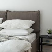 El truco infalible para blanquear sábanas y almohadas amarillas en casa