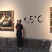 Dos activistas ecológicas se pegan a 'Las Majas' de Goya en el Museo del Prado