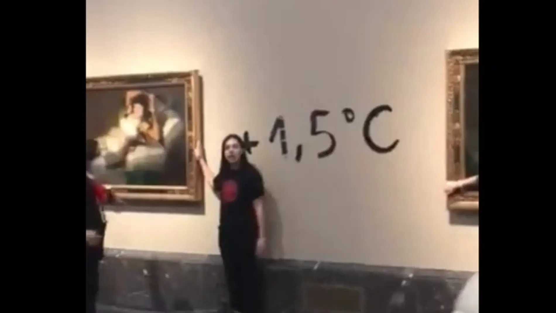 Dos activistas ecológicas se pegan a 'Las Majas' de Goya en el Museo del Prado