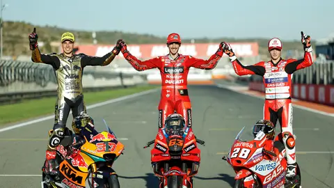 Los tres campeones del mundo de motociclismo en las categorías Moto GP, Francesco Bagnaia (c), Moto 2, Augusto Fernandez (i) y Moto 3, Izan Guevara (d) Bagnaia se lleva su primer mundial de MotoGP; Rins suma su segunda victoria