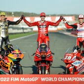 Los tres campeones del mundo de motociclismo en las categorías Moto GP, Francesco Bagnaia (c), Moto 2, Augusto Fernandez (i) y Moto 3, Izan Guevara (d)