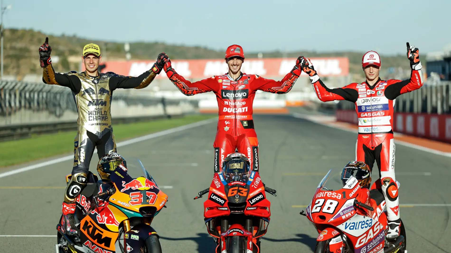 Bagnaia se lleva su primer mundial de MotoGP; Rins suma su segunda victoria