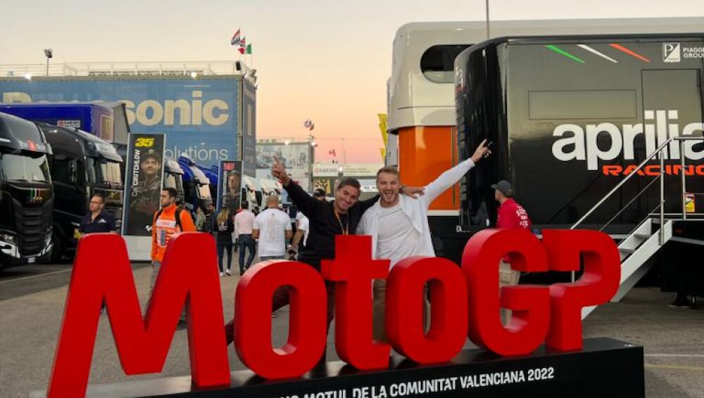 Marcus Cooper con el logo de MotoGP