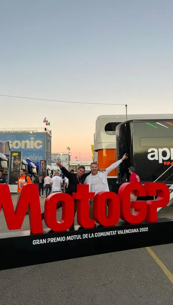 Marcus Cooper con el logo de MotoGP