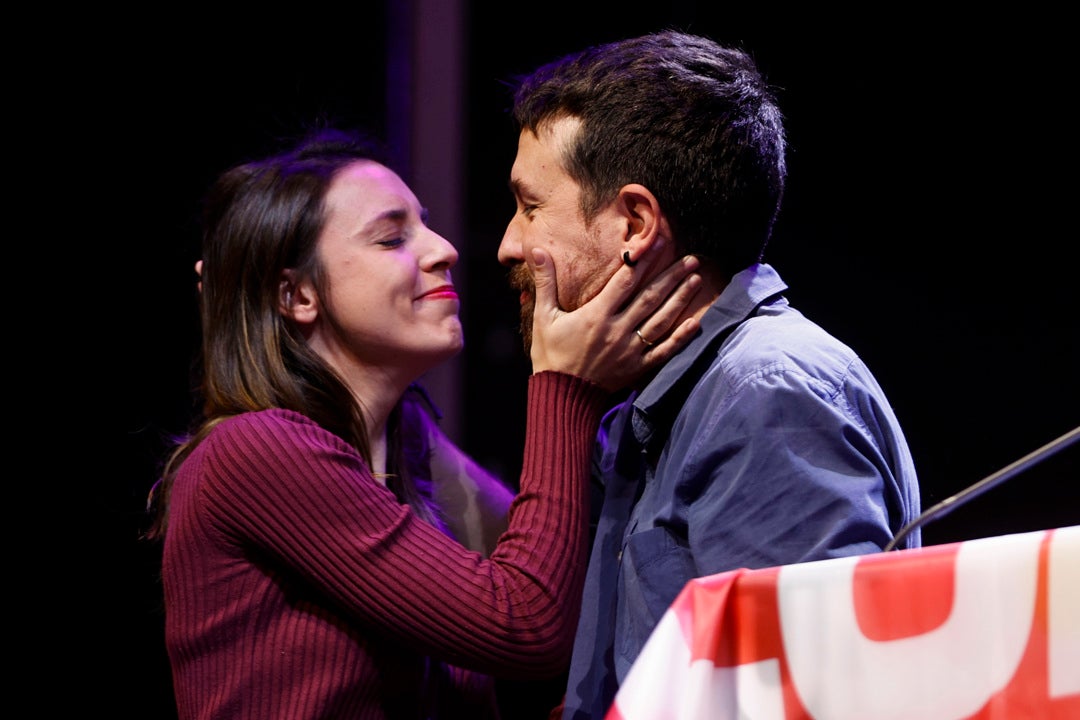 Irene Montero y Pablo Iglesias cierran con un cariñoso beso el acto de Podemos en Madrid Irene Montero y Pablo Iglesias cierran con un cariñoso beso el acto de Podemos en Madrid
