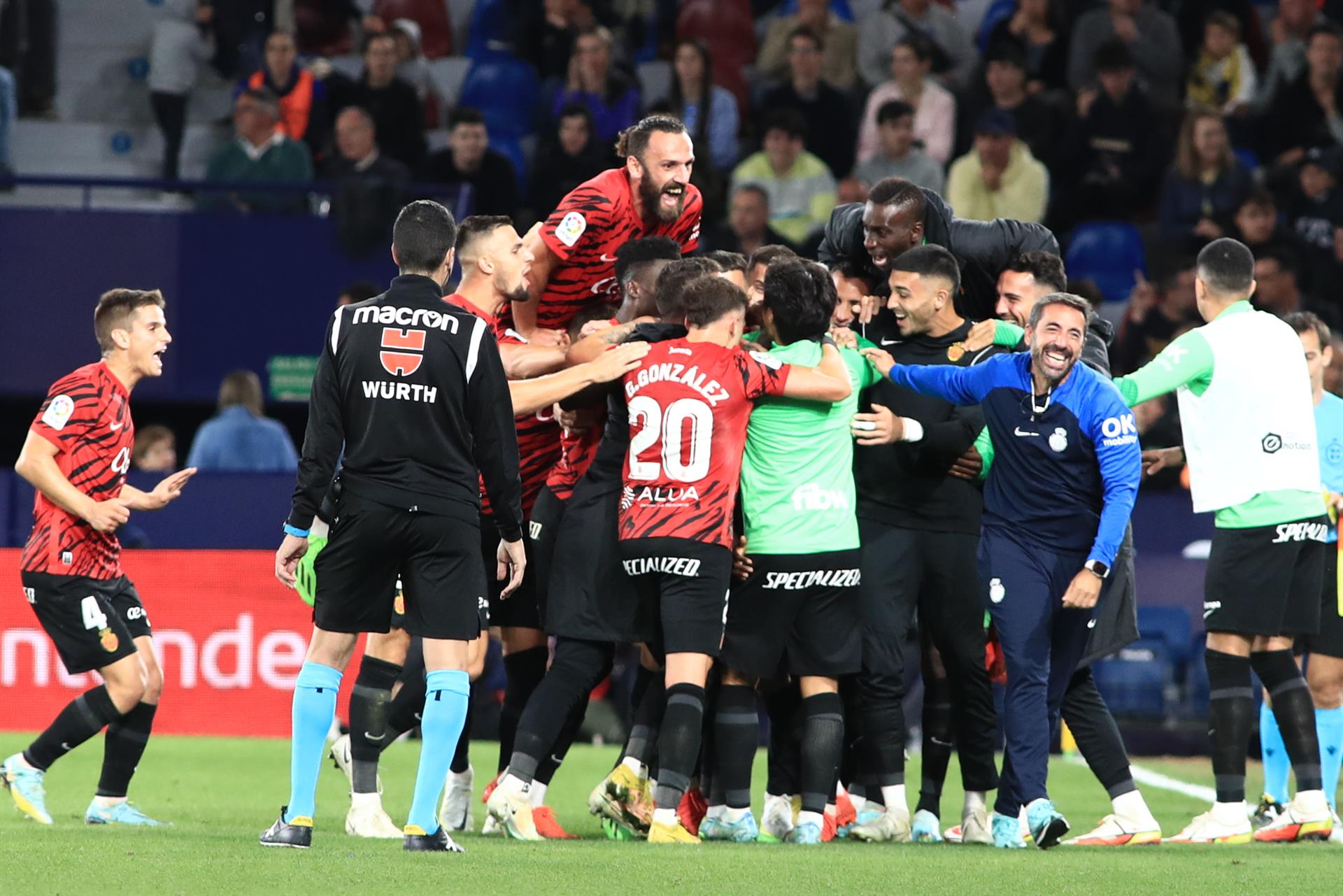 El Real Mallorca se lleva los tres puntos en el Ciutat de València El Real Mallorca se lleva los tres puntos en el Ciutat de València