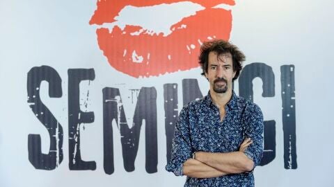 El director F&eacute;lix Viscarret, durante la presentaci&oacute;n en Valladolid de su pel&iacute;cula 'No mires a los ojos'