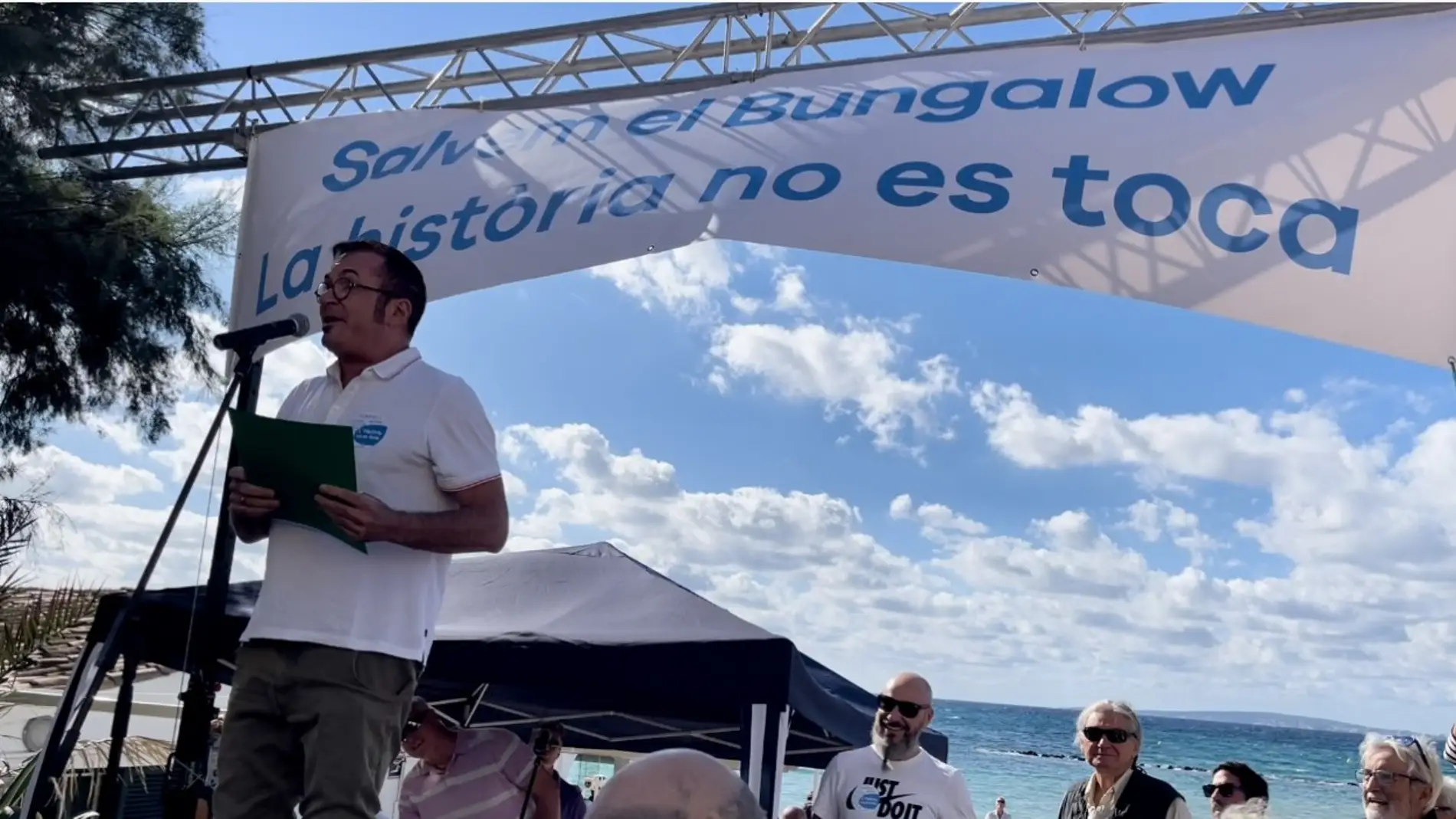 Agustín 'El Casta' preside la concentración popular a favor de la continuidad del 'Bungalow' en Ciudad Jardín