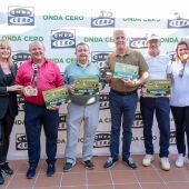 La directora Comercial de Onda Cero, Ana Sanz junto con la directora de Mediterráneo Golf, Mar García y los 4 finalistas del torneo. 