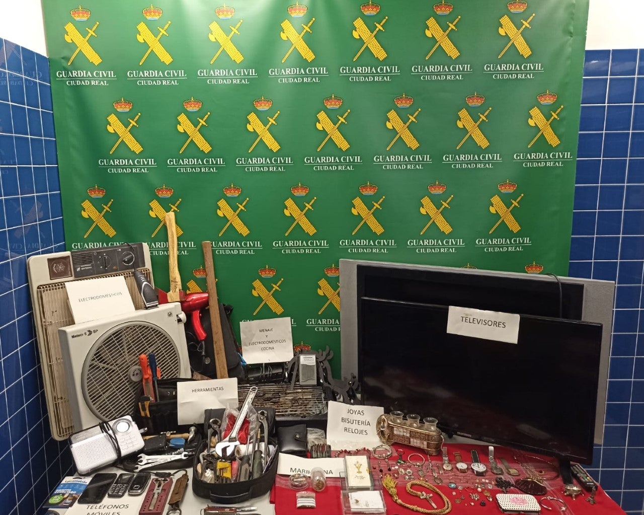 Detenidas dos personas acusadas de 21 delitos de robo en la localidad de Tomelloso Detenidas dos personas acusadas de 21 delitos de robo en la localidad de Tomelloso