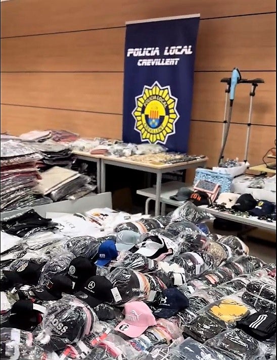 La Policía Local de Crevillent interviene más de 7000 artículos textiles falsificados en dos naves industriales La Policía Local de Crevillent interviene más de 7000 artículos textiles falsificados en dos naves industriales