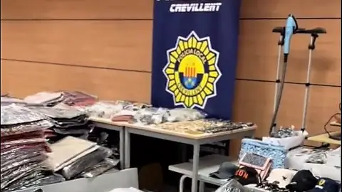 Parte de los artículos falsificados incautados en Crevillent. Parte de los artículos falsificados incautados en Crevillent.