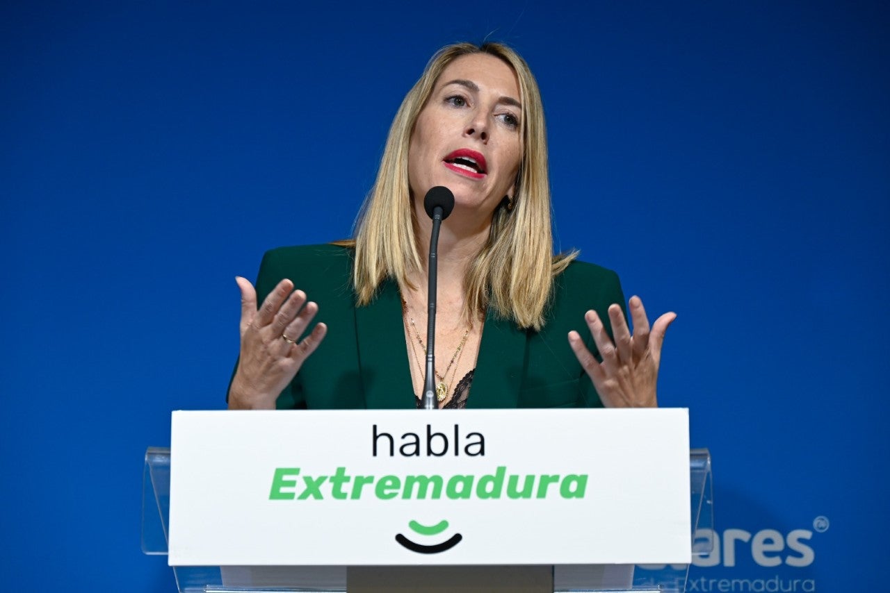 Una encuesta electoral encargada por el PP extremeño les dejaría a las puertas de una mayoría sumando con VOX Una encuesta electoral encargada por el PP extremeño les dejaría a las puertas de una mayoría sumando con VOX