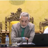 Imagen del Pleno del Ayuntamiento de Valdepeñas. En el centro el alcalde-presidente, Jesús Martín Imagen del Pleno del Ayuntamiento de Valdepeñas. En el centro el alcalde-presidente, Jesús Martín