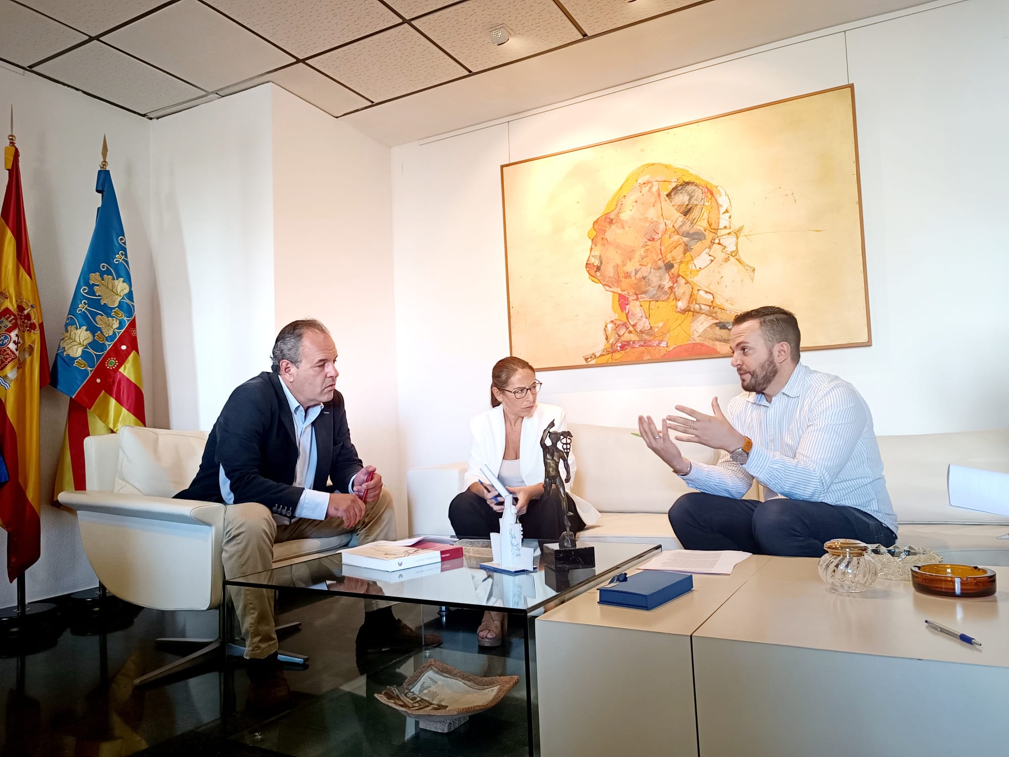 Compromís y PSOE han mantenido una reunión con la Cámara de Comercio para pedir apoyo al Plan Municipal de Salud Mental Compromís y PSOE han mantenido una reunión con la Cámara de Comercio para pedir apoyo al Plan Municipal de Salud Mental