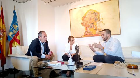 Comprom&iacute;s y PSOE han mantenido una reuni&oacute;n en la C&aacute;mara de Comercio para pedir el apoyo de la C&aacute;mara de Comercio al Plan Municipal de Salud Mental 