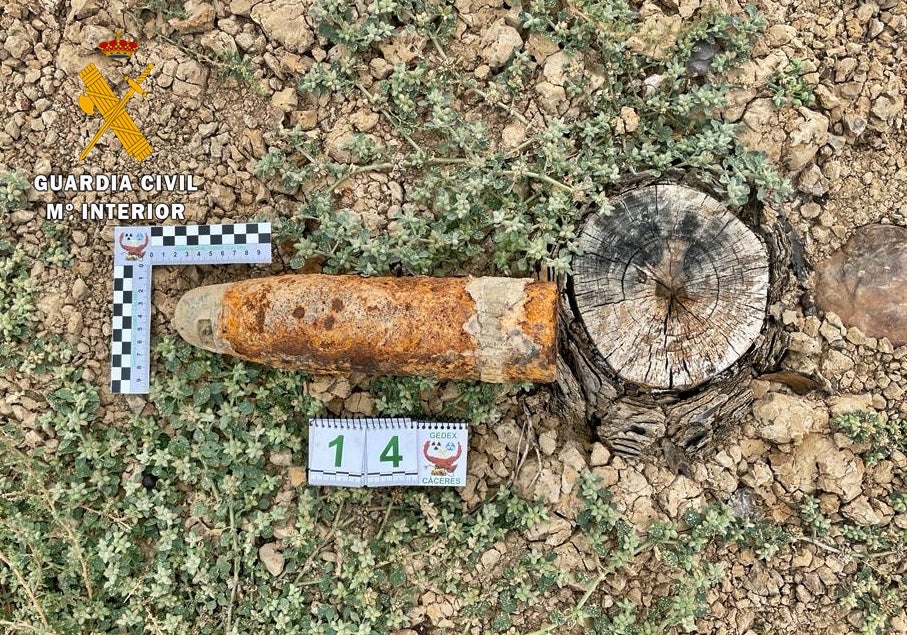 La Guardia Civil desactiva un proyectil de artillería de la Guerra Civil hallado en una finca de Peñalsordo La Guardia Civil desactiva un proyectil de artillería de la Guerra Civil hallado en una finca de Peñalsordo