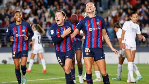 Jugadoras del Barcelona celebran un gol ante el Real Madrid.