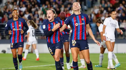 Jugadoras del Barcelona celebran un gol ante el Real Madrid. Jugadoras del Barcelona celebran un gol ante el Real Madrid.