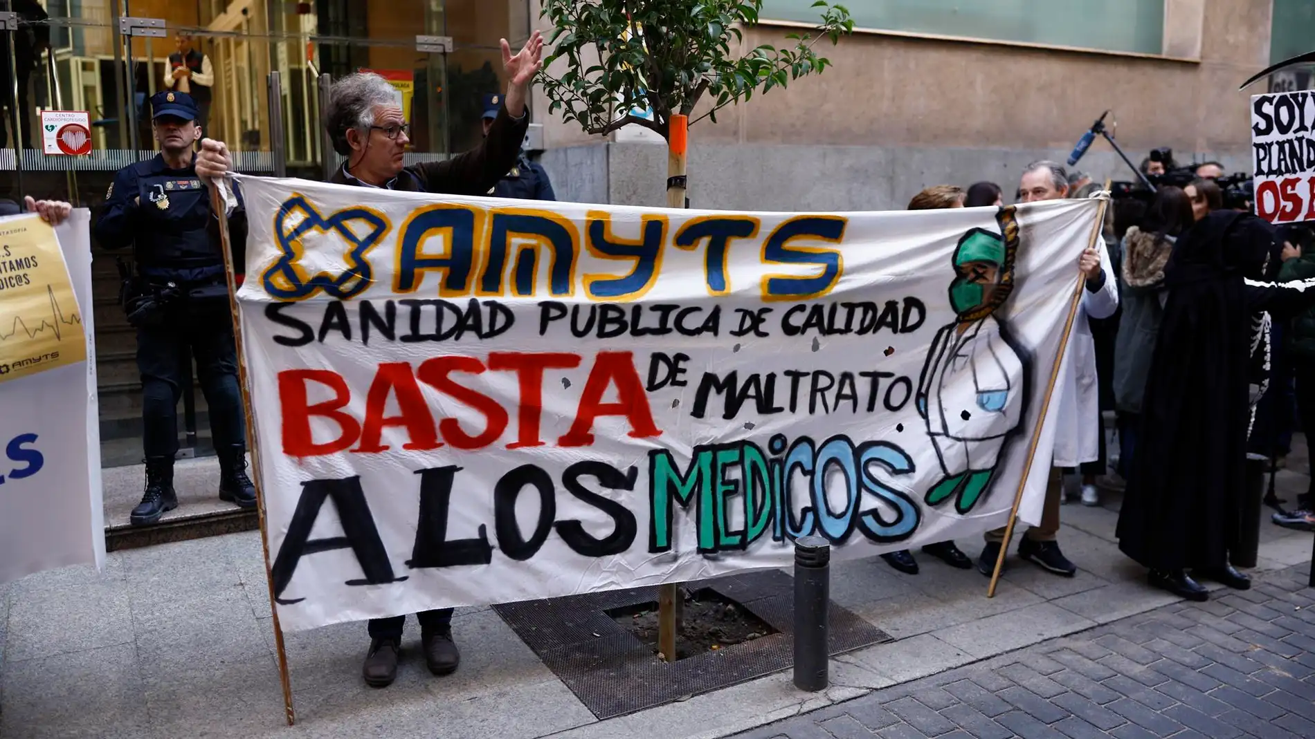 Médicos de Atención Primaria de Madrid protestan en la sede de la Consejería de Sanidad en Madrid.