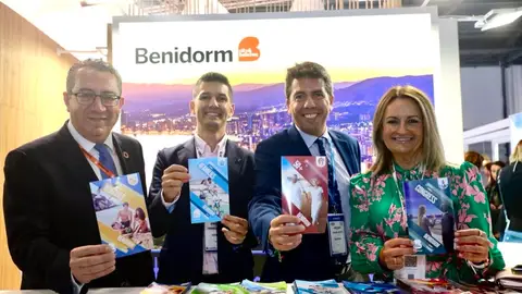 Alicante aborda en la World Travel Market de Londres el crecimiento del mercado inglés en la provincia Cargos promocionando la Benidorm como destino turístico en Londres