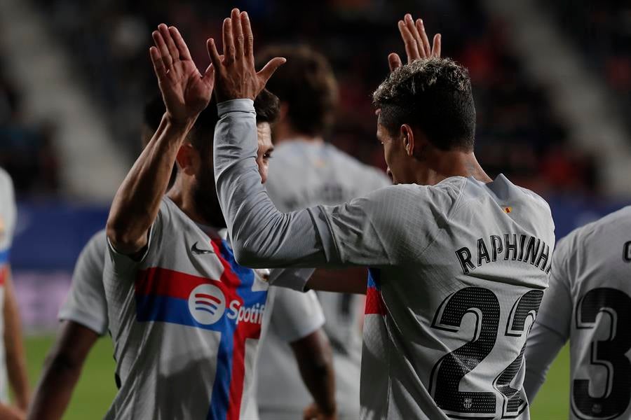 El Barcelona remonta en el Sadar y se va líder al parón El Barcelona remonta en el Sadar y se va líder al parón