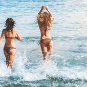 Dos chicas en la playa