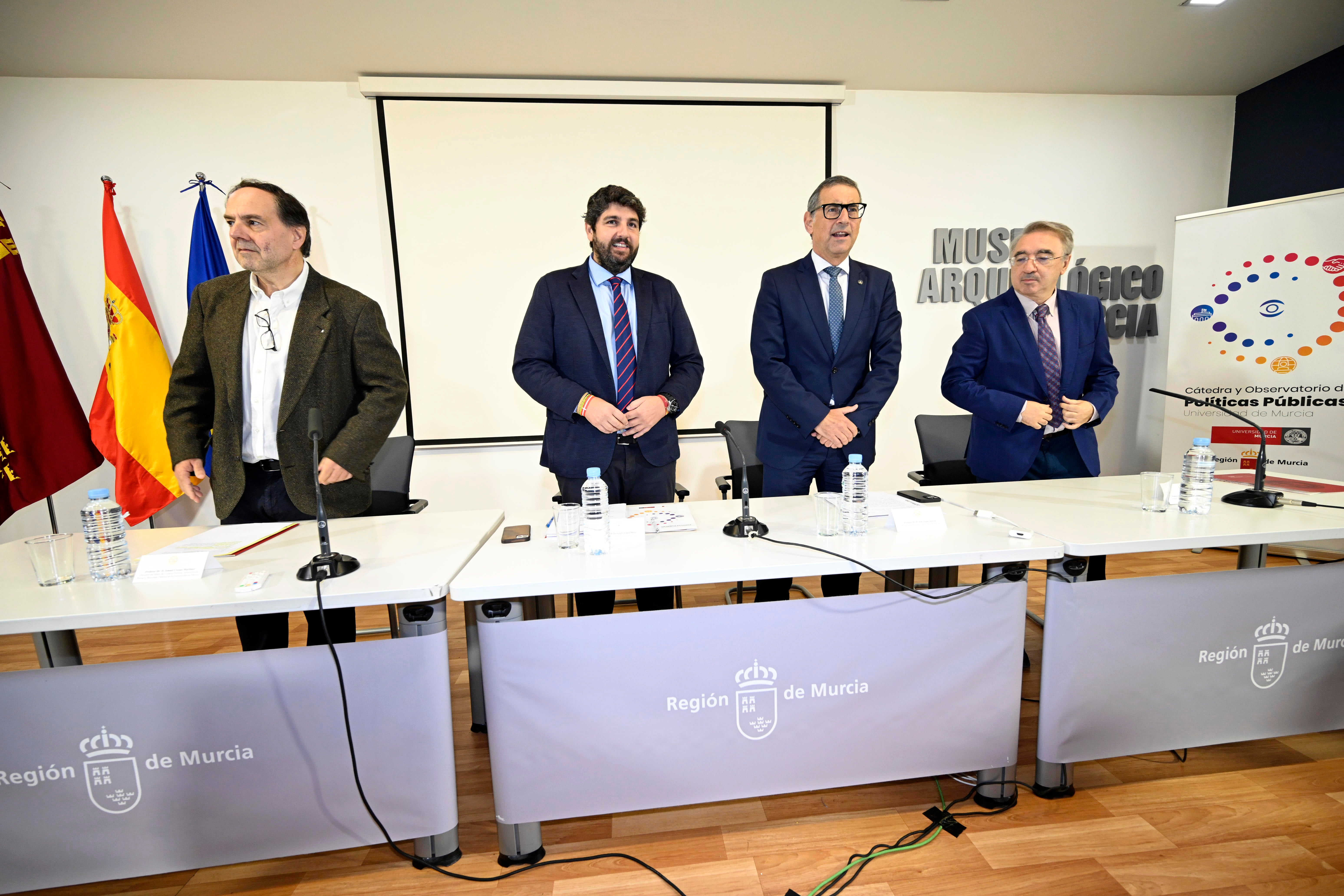 López Miras aboga por "adaptar" el Estatuto de Autonomía desde el consenso y sin interferencias López Miras aboga por "adaptar" el Estatuto de Autonomía desde el consenso y sin interferencias