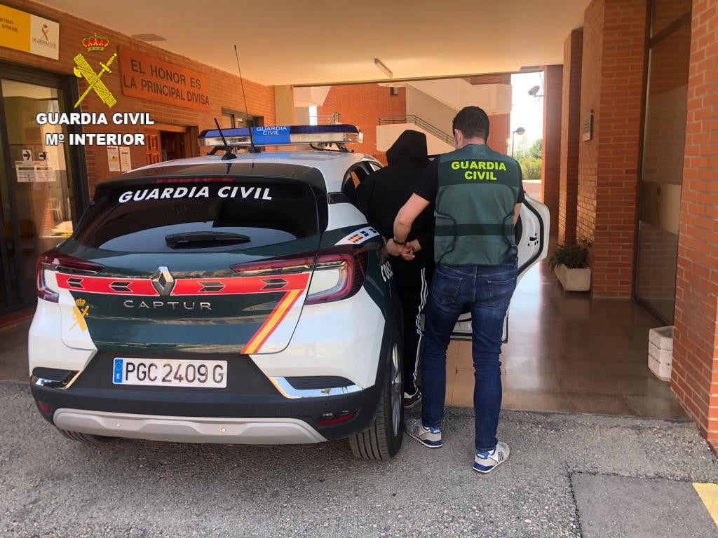 La Guardia Civil detiene a los responsables de una decena de robos en Benifaió La Guardia Civil detiene a los responsables de una decena de robos en Benifaió