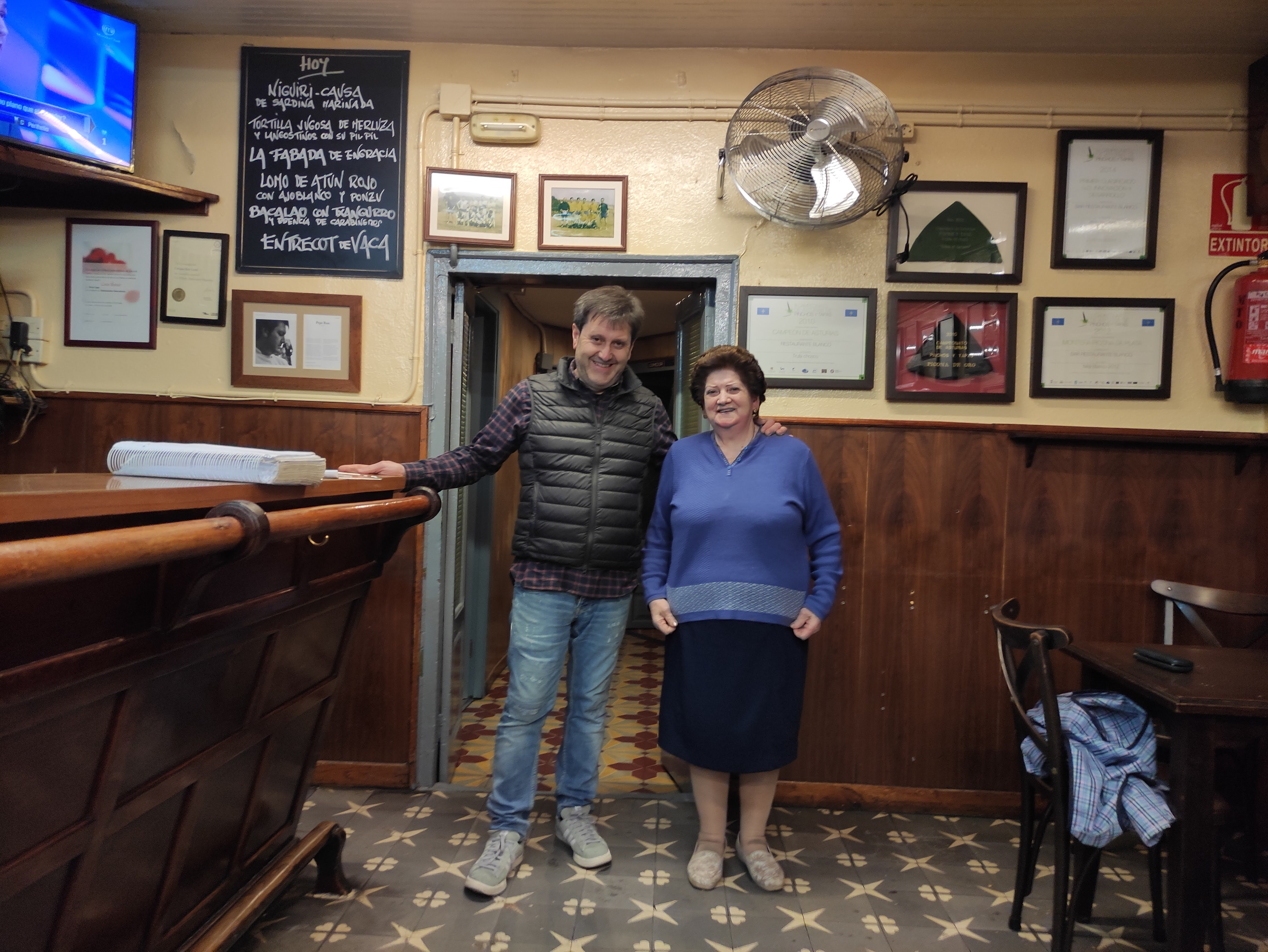 Con Engracia Linde, del Bar Blanco Con Engracia Linde, del Bar Blanco