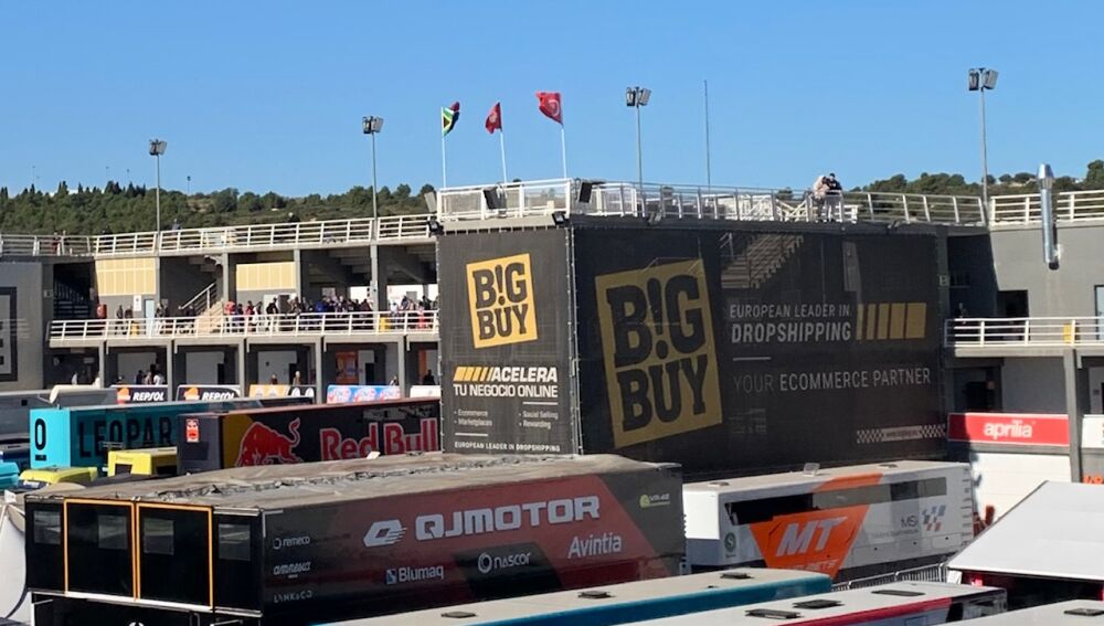 Palco de Big Buy en el Circuito Ricardo Tormo de Cheste