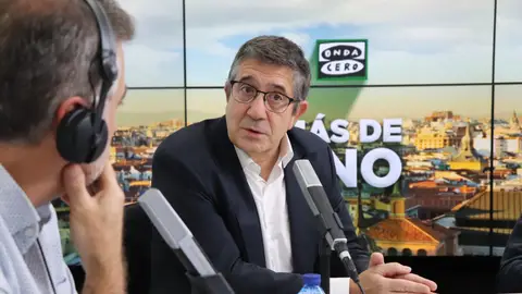 Patxi López con Carlos Alsina en 'Más de uno' Patxi López con Carlos Alsina en 'Más de uno'