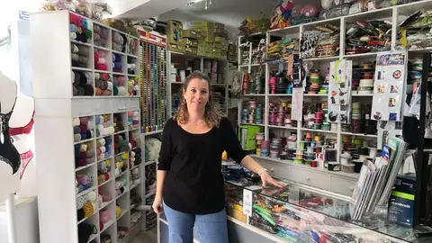 Carmen Bandera Díaz, propietaria de 'Mercería Mari Carmen', en la calle Valentuñana número 2 Carmen Bandera Díaz, propietaria de 'Mercería Mari Carmen', en la calle Valentuñana número 2