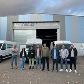 Los responsables del convoy humanitario junto con el alcalde de Malagón Los responsables del convoy humanitario junto con el alcalde de Malagón