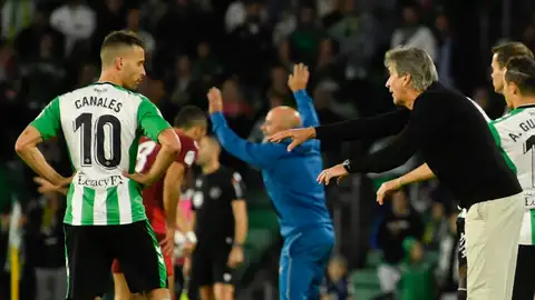 El entrenador del Real Betis, Manuel Pellegrini, da instrucciones a Sergio Canales durante el partido de Liga en Primera División ante el Sevilla que disputaron este domingo en el estadio Benito Villamarín. El entrenador del Real Betis, Manuel Pellegrini, da instrucciones a Sergio Canales durante el partido de Liga en Primera División ante el Sevilla que disputaron este domingo en el estadio Benito Villamarín.