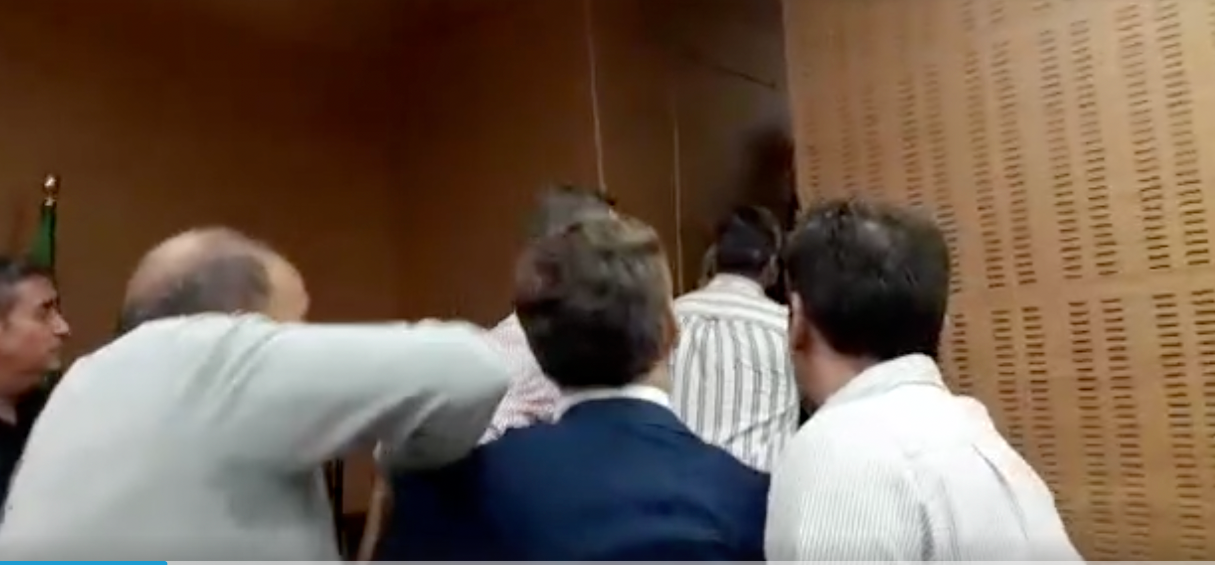 Una aireada discusión entre concejales y asesores provoca la suspensión temporal del pleno de El Puerto Una aireada discusión entre concejales y asesores provoca la suspensión temporal del pleno de El Puerto