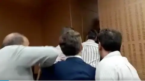 Captura de pantalla del vídeo que recoge la discusión Captura de pantalla del vídeo que recoge la discusión