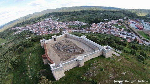 Cala es un bello municipio de la Sierra de Aracena y Picos de Aroche, a pocos kil&oacute;metros de las provincias de Sevilla y Badajoz.