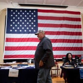 La gente espera en fila para votar el día de las elecciones en un lugar de votación en la Old Stone School en Hillsboro, Virginia (EE.UU.), este 8 de noviembre de 2022.