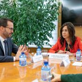 Imagen de la reunión entre el alcalde de Maó y responsables del SEPES. 