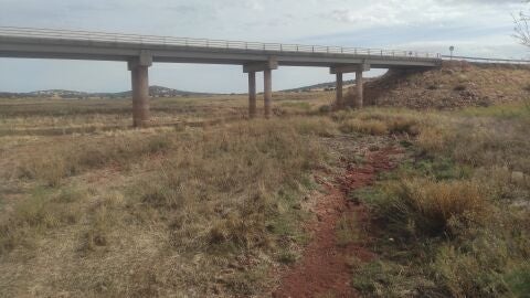 Imagen del pantano de La Cabezuela, atravesado por el puente de la carretera de Valdepeñas a Cózar